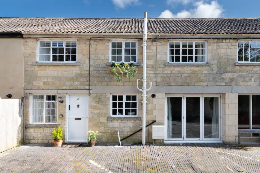 The Old Stables. Sleeps 6, just 10mins from bath by train 15mins by car - Image 1