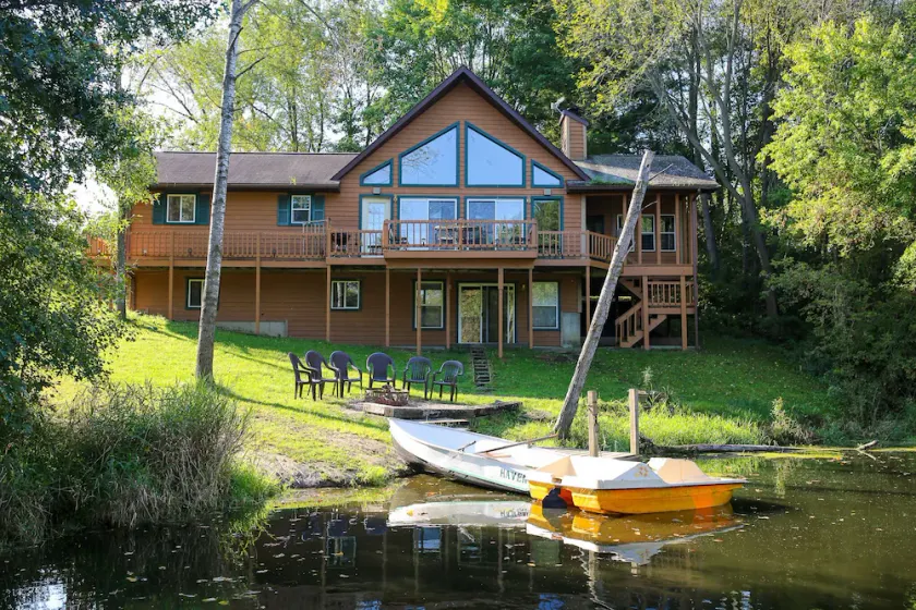 Accueil Lakeside Haven sur le lac Birch, peut accueillir jusqu'à 12 personnes. - Image 1