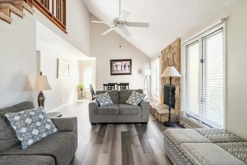 Beautiful large home close to everything - Image 1
