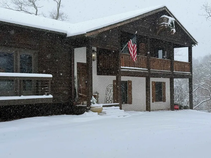 Swiss Chalet/Raving Reviews/26 acres/3 mi. to TIEC - Image 1