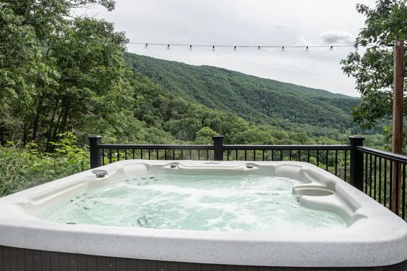 Luxury mountain cabin W/ hot tub & majestic views - Image 1