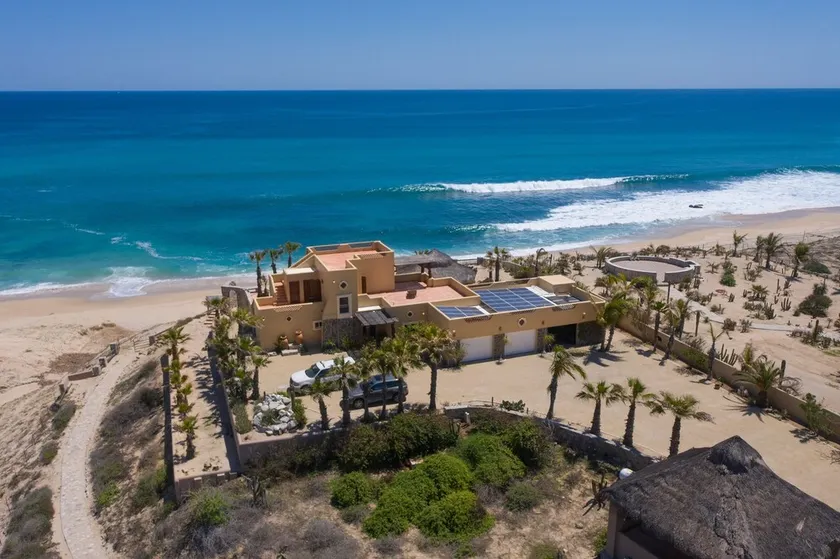 Fantastic Beachfront property with infinity pool, private beach & AC! - Image 1