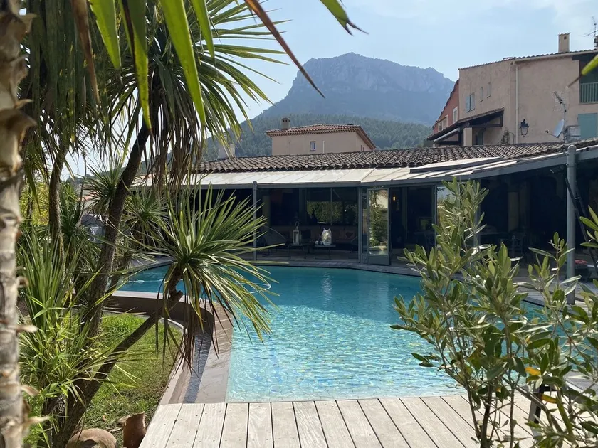 LARGE ATYPICAL VILLA WITH PRIVATE POOL IN A QUIET LOCATION - Image 1