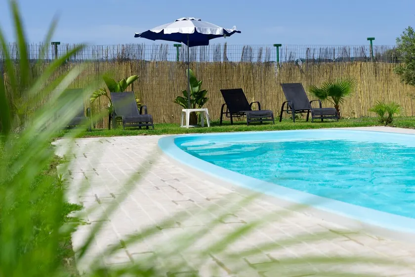 Private pool, family-friendly. - Image 1
