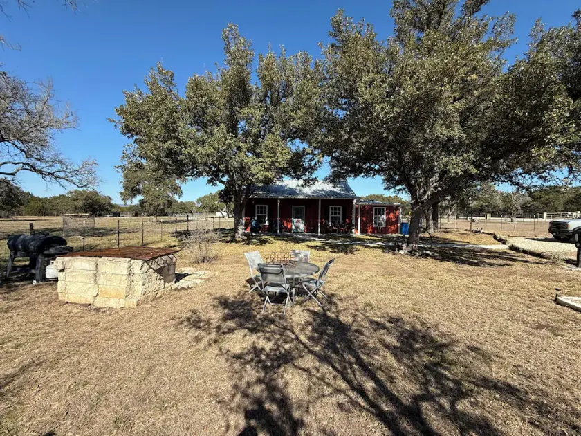 Red Barn in Pipe Creek, TX. - Image 1