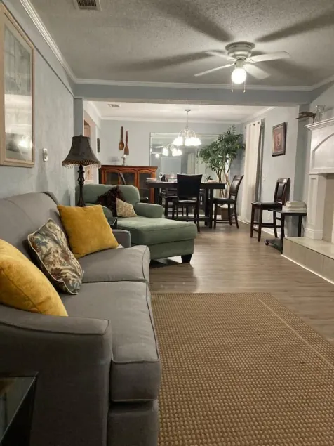 SPACIOUS COZY HOME 5BD/2BTH SLEEPS 11 CLOSE TO THE BEACHES - Image 1