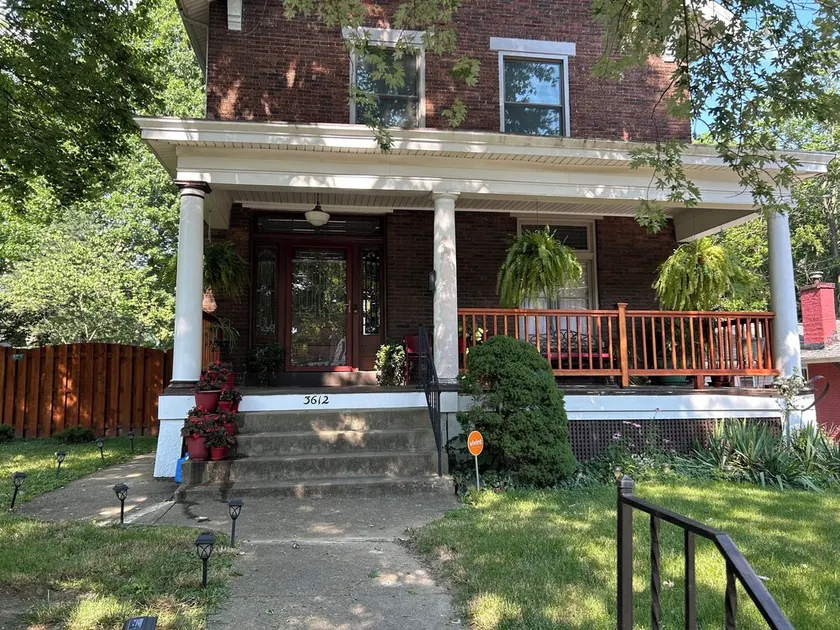 Cozy Brick house - 3 BR,  2 1/2 Bath, fenced in back yard with privacy fence. - Image 1