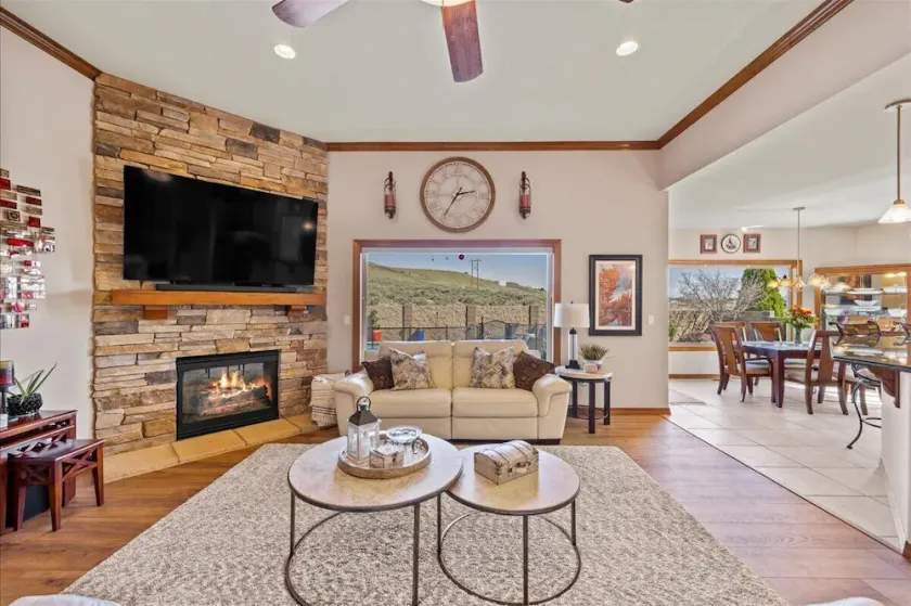Luxury home with Pool,  Mt. views, Hiking/biking trails out the door - Image 1