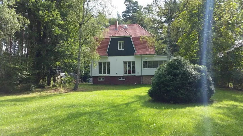 Holiday house by the river with large grounds in absolute calm. - Image 1