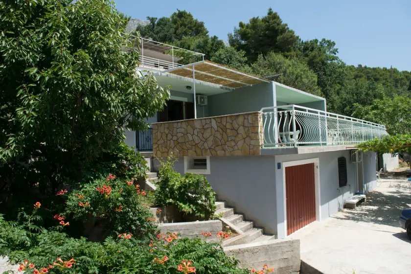 Apartamento-estudio con terraza y vista al mar Lokva Rogoznica, Omis (AS-6005-a) - Image 1