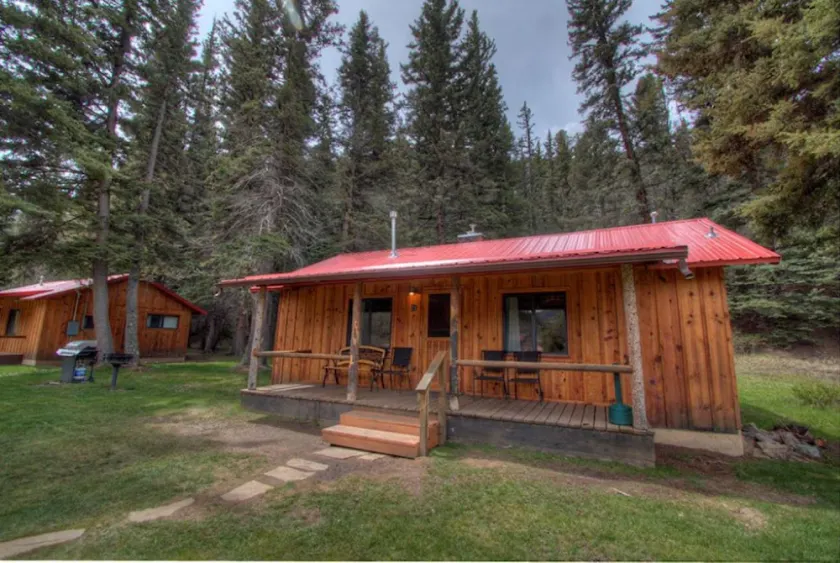Located against the mountains facing the river - Image 1