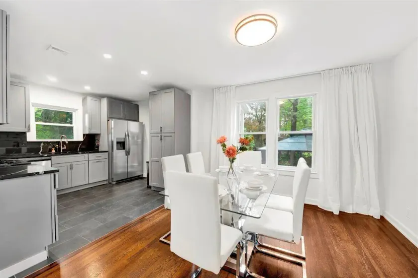 Modern Comfort in the Heart of NYC - Image 1