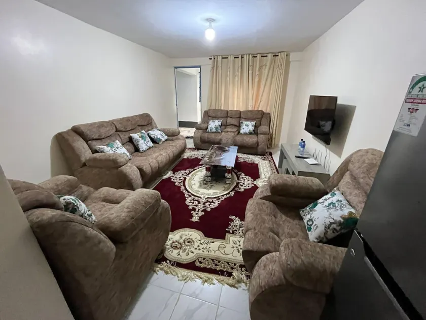 Remarkable 2-Bed Apartment Cozy and Comfortable - Image 1
