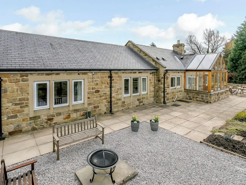 3 bedroom accommodation in Hathersage - Image 1