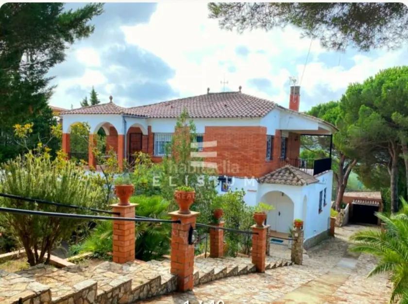 Spacious villa sleeps 20, swimming pool, tennis court, mini-golf course, garden, barbecue,... - Image 1