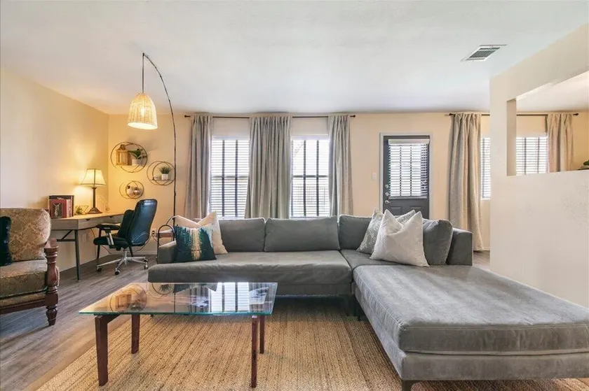 City Haus: Stylish home with King and Wifi 5 minutes to Q2 Stadium, Domain - Image 1