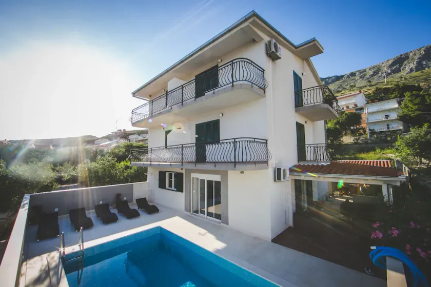 Villa Antonija, 50 m from sandy beach, heated pool, max 12 pax - Image 1