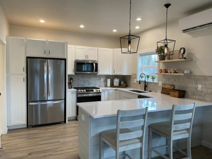 Furnished Rental Bend Oregon – 1BR Walk to Old Mill & Downtown, Pet Friendly - Image 1
