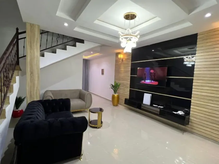 AZ KINGS HOTEL AND APARTMENT - Image 1