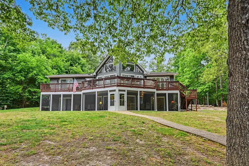 Spacious waterfront escape with screened porch, water slide, & games - Image 1