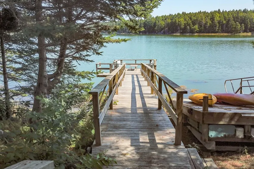 Newly updated cottage directly on Maple Juice Cove - Image 1
