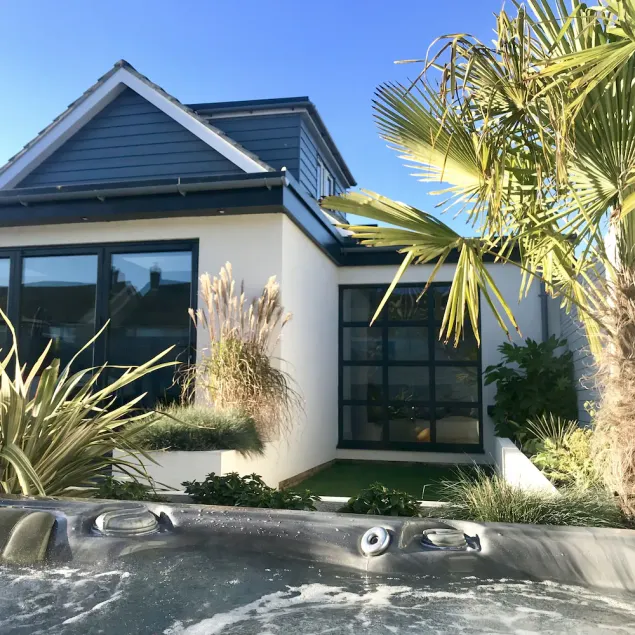 Luxury Beach House in The Witterings with Hot Tub - Image 1