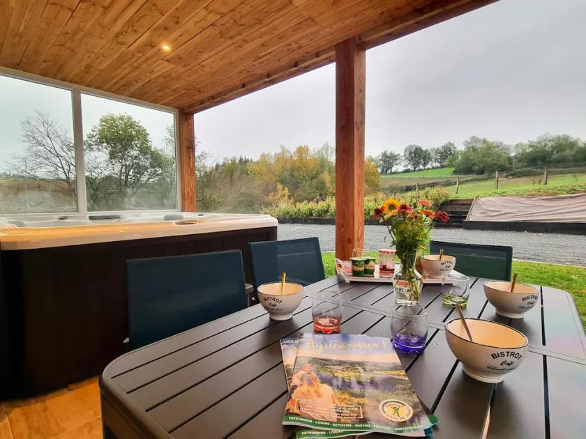 Cozy rental with terrace and private jacuzzi - Image 1