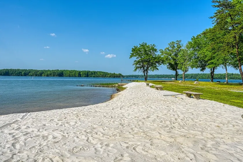 Beautiful waterfront townhouse w/ perfect location, fireplace & WiFi - Image 1