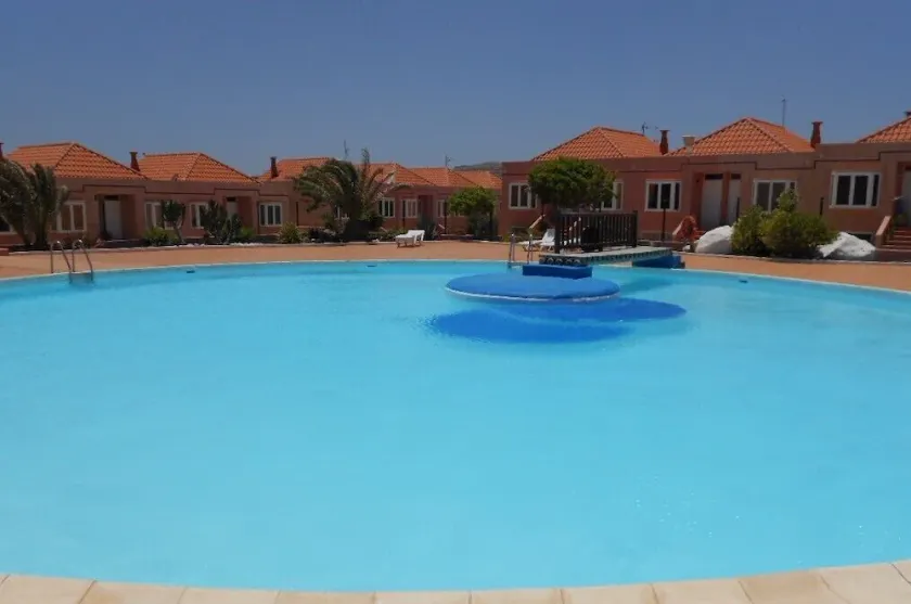 Spacious 3 bed/2 bath house, on a gated complex, Fibre Wifi. Two communal pools. - Image 1