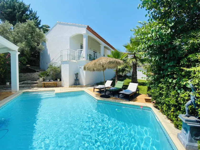 Villa destiné à 6 personnes sur 1000m2 de terrain arboré avec piscine. - Image 1