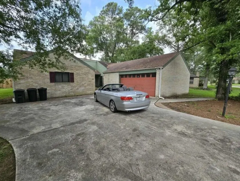 Spacious 2300SF, Recently Rehabbed, Large Living - Image 1