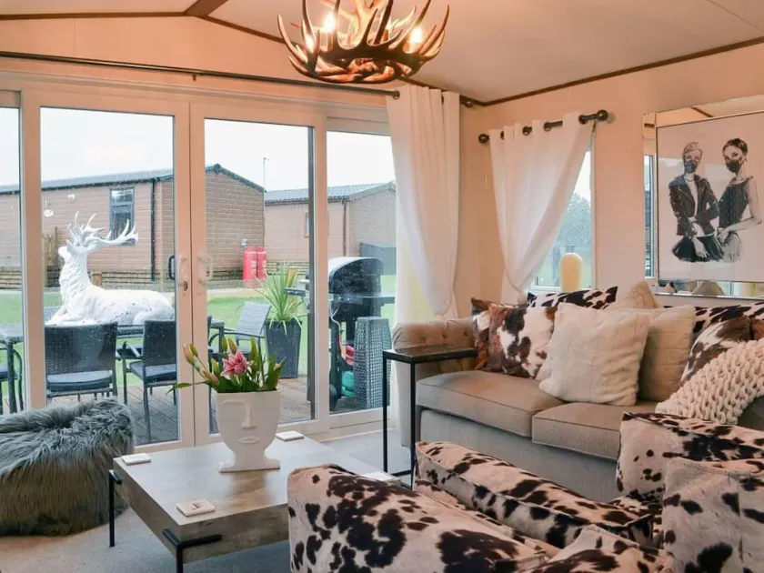 Luxury Boutique Style Lodge With hot tub - Image 1