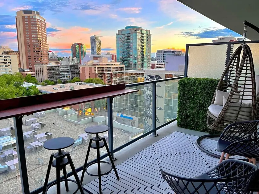 Luxury 2 Bed, Private XL Balcony Downtown, Free Parking - Image 1