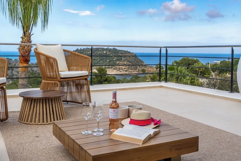 Villa 300 meter från stranden, fantastisk havsutsikt och uppvärmd pool - Image 1