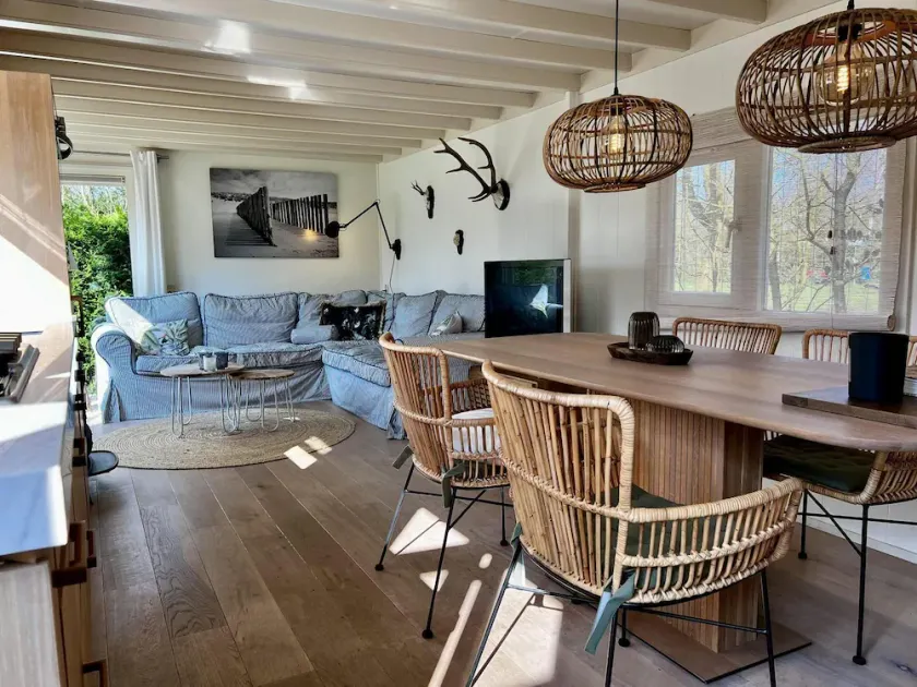 Family-friendly chalet with use of park pool. - Image 1