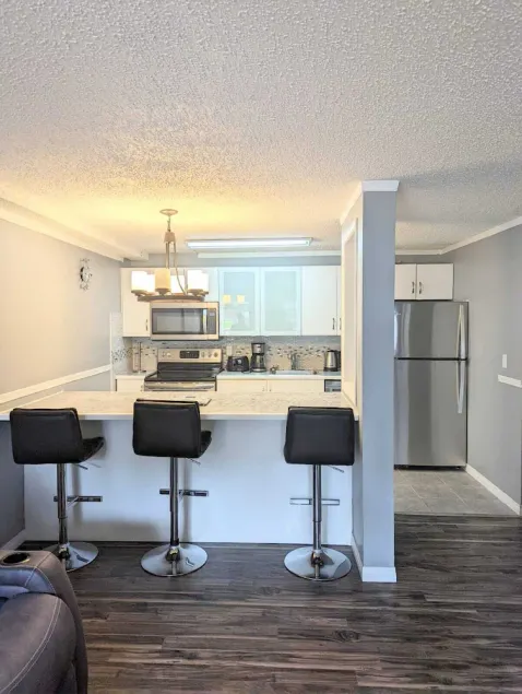 Fully furnished 2 bedroom condo w/ free parking on premises - Image 1