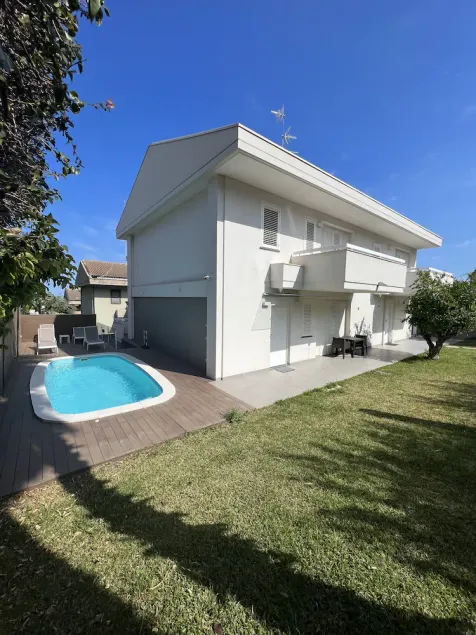 Villa with swimming pool, located a stone's throw from the sea and well served. - Image 1