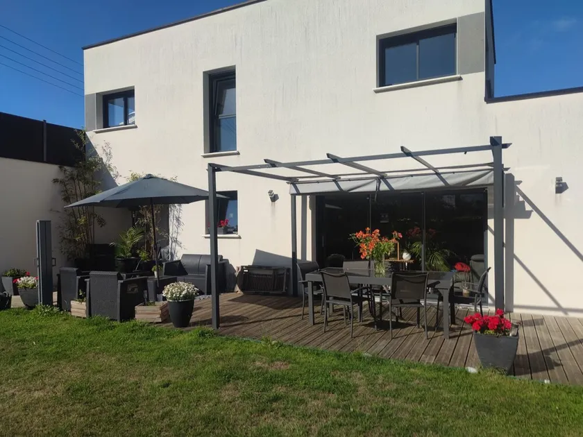 RECENT MODERN HOUSE CLOSE TO BEACHES AND SHOPS - Image 1