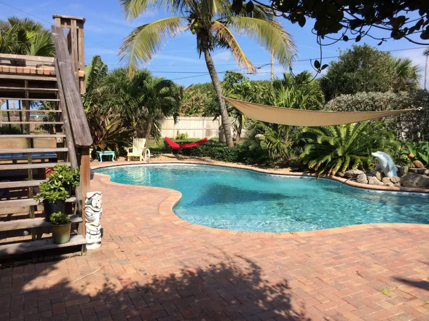 Poolside Retreat nur 100 Schritte vom Meer entfernt - Image 1