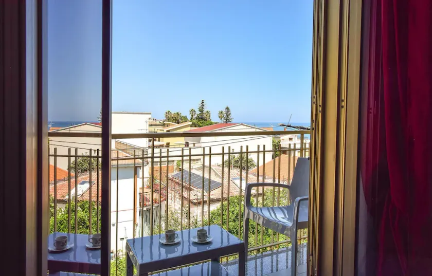 Gorgeous apartment in Marina di Caronia with WiFi - Image 1