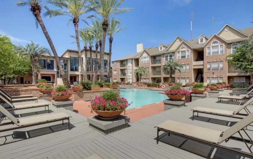 Luxurious stay at the Galleria and Downtown  - Image 1