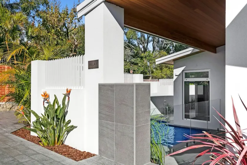 LUXURY VILLA WITH POOL IN CENTRAL FREMANTLE. KING SIZE BEDROOMS WITH ENSUITES. - Image 1