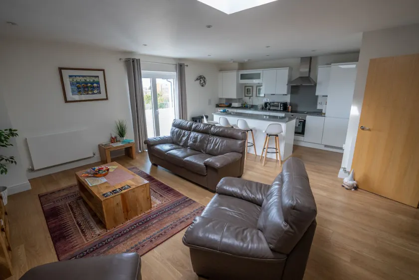 Very popular modern 2 bedroom apartment sleeps 4  located opposite Deal Pier. - Image 1