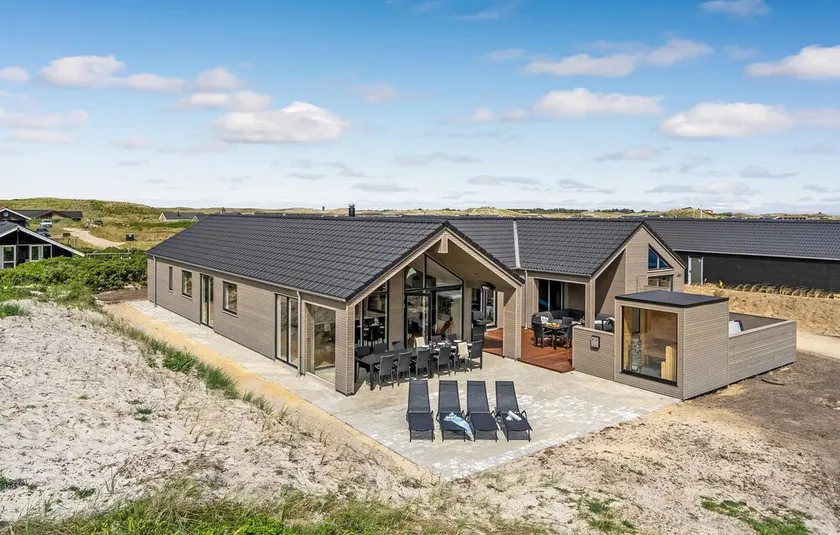 Strandhus i Hvide Sande med køkken - Image 1
