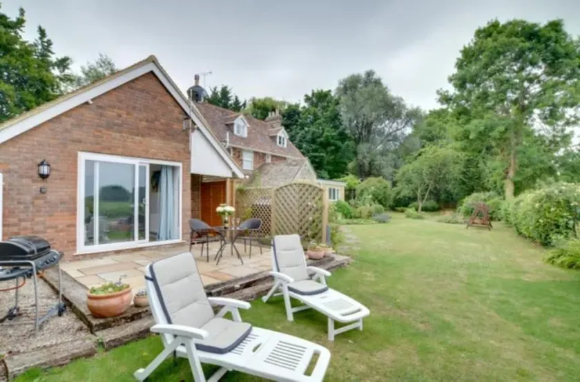 Riverside Cottage is a quiet haven for two. Right on the East Stour river. - Image 1