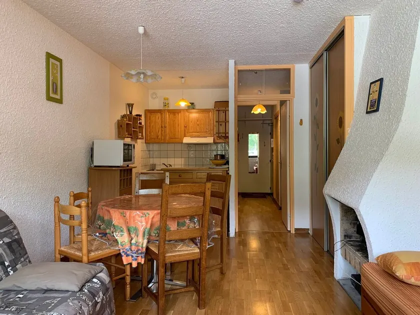 Bright studio for 5, south-facing balcony, center of resort - Image 1