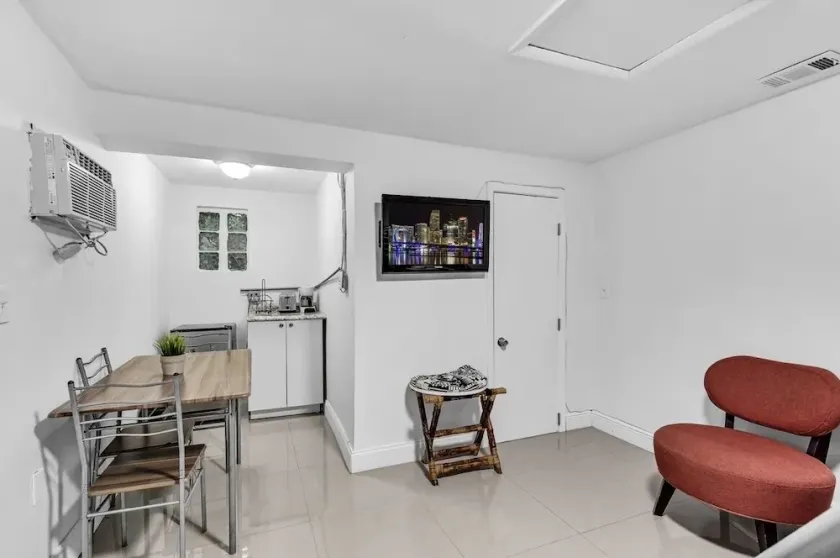 MIAMI MAGIC PRIVATE SUITE  PERFECT FOR A COUPLE OR 3 FRIENDS - Image 1