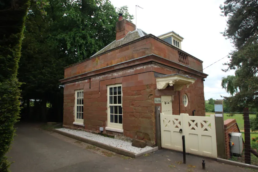 Lodge surrounded by idyllic countryside - Image 1