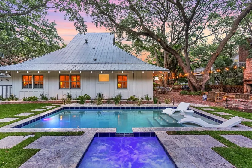 FAB East Beach Cottage, Pets, Pool & Spa; 30 Sec to the BEACH! 6 seat golf cart! - Image 1