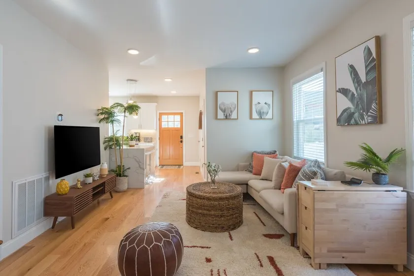 Airy Downtown 1BR w/ Parking - Image 1